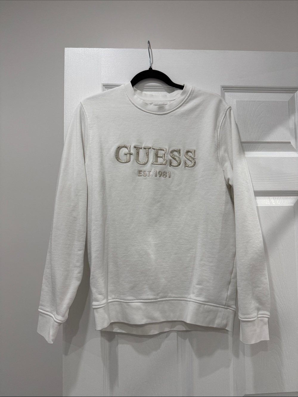 GUESS White Crewneck Sweatshirt with Beige Embroidered Logo